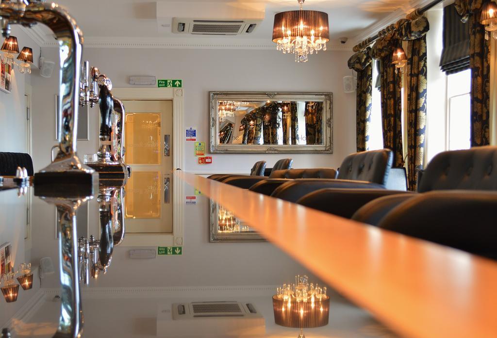 The Clarendon Royal Community Hotel เกรฟเซ็นด์ ภายนอก รูปภาพ