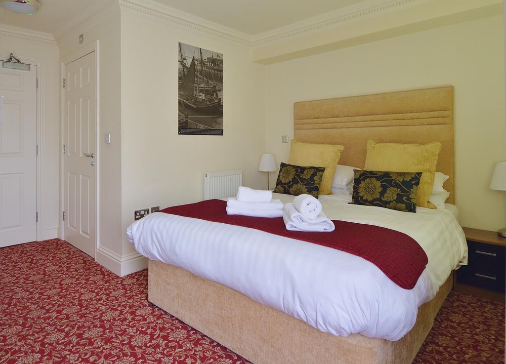The Clarendon Royal Community Hotel เกรฟเซ็นด์ ภายนอก รูปภาพ
