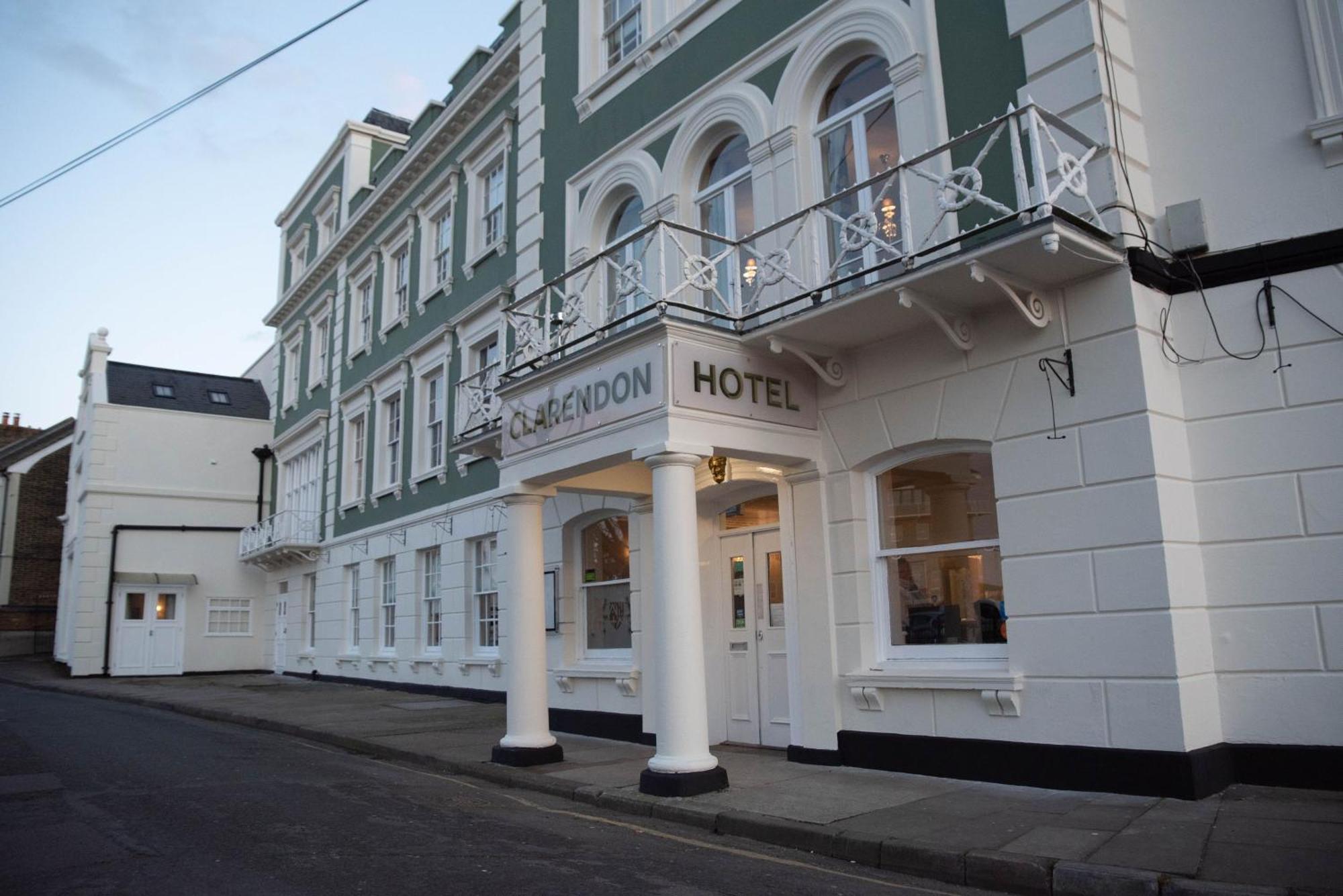 The Clarendon Royal Community Hotel เกรฟเซ็นด์ ภายนอก รูปภาพ